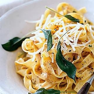 Fetuccini con manteca negra y salvia