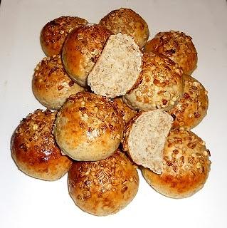 Bollitos integrales con granola y miel