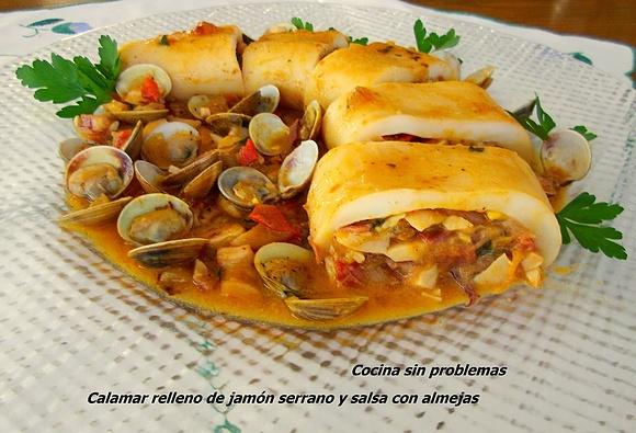 Calamar relleno de jamón serrano y salsa con almejas