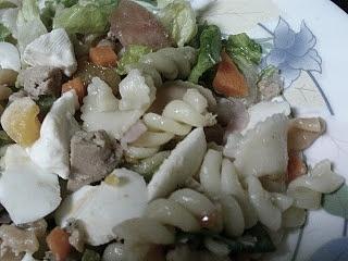 Ensalada de pasta con huevo duro