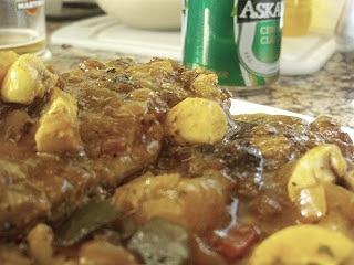 Chuletas de aguja con pisto y patatas