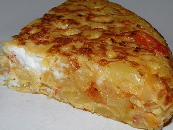 Tortilla de patata con cebolla confitada y queso crema