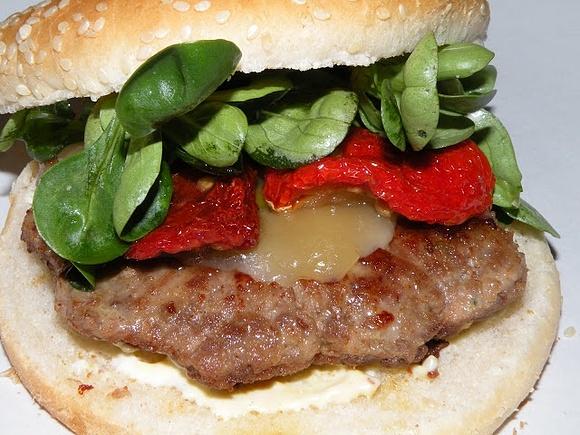 Hamburguesa de ternera con tomates secos y queso del Casar
