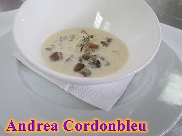 Sopa de champiñones y tomillo con fideos de chipirón