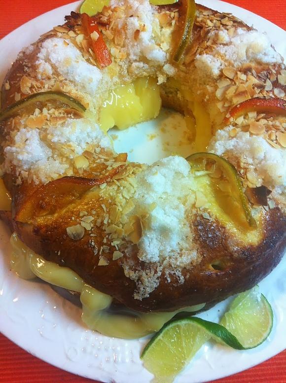 Roscón de Reyes relleno de crema pastelera