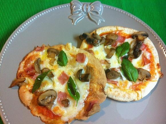 Pizza de jamón y champiñones en pan pita