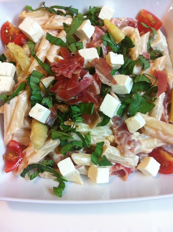 Ensalada de pasta con feta, tomatitos y albahaca