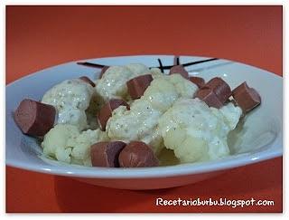 Coliflor con salchichas y salsa de queso