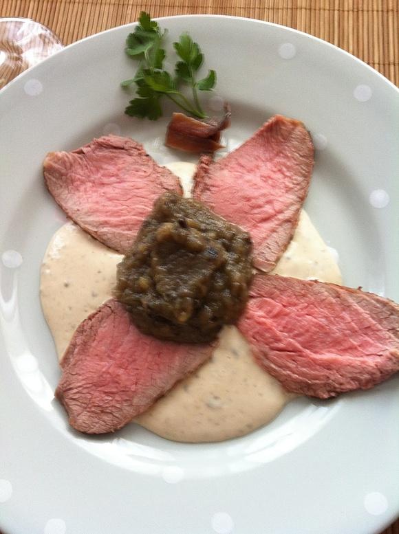 Roast Beef con salsa de atún y caviar de berenjena
