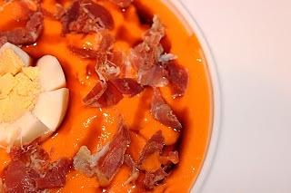 Salmorejo cordobés con vinagre de frambuesa