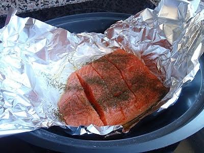 Salmón al vapor con verduras y crema rápida