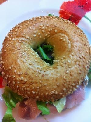 Bagels con lacón, queso finas hierbas y tapenade
