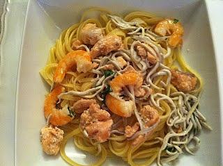 Pasta fresca con salmón, langostinos y gulas