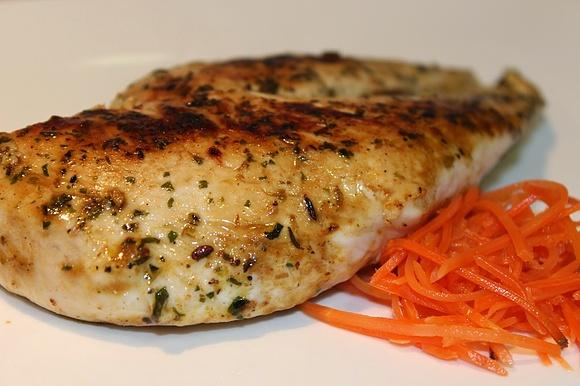 Pollo marinado a las finas hierbas