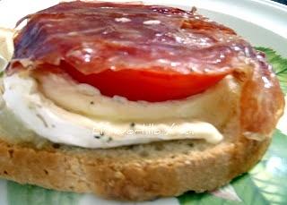 Enyesque de queso, tomate y