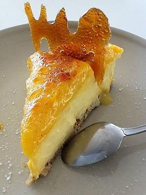 Tarta de crema catalana con yema tostada