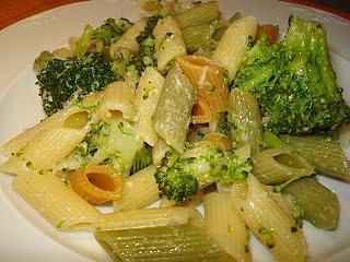Brócoli con pasta de colores