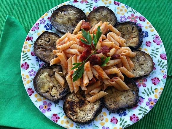 Macarrones con berenjenas y chorizo