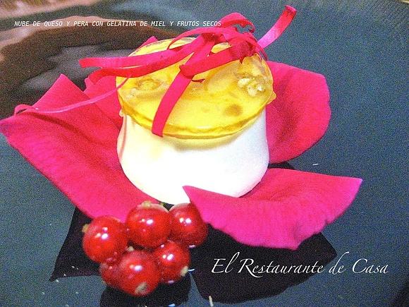 Nube de queso y pera con gelatina de miel y frutos secos