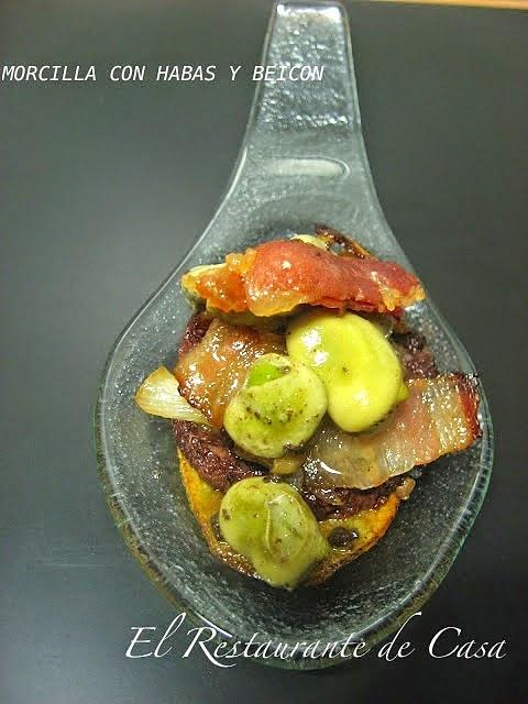 Morcilla con habas y beicon