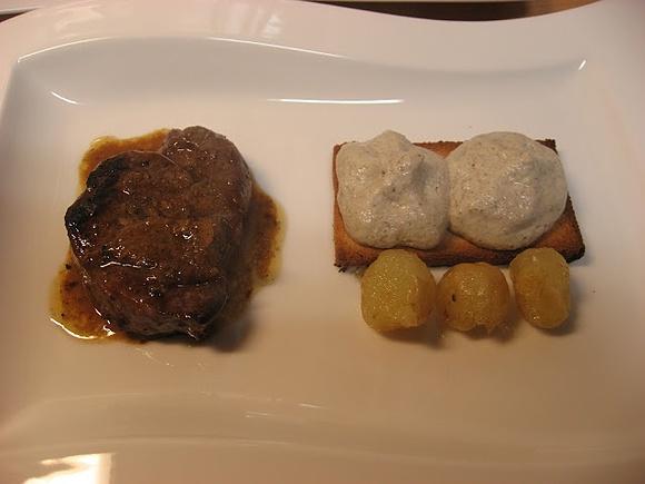 Filete de ternera con salsa de rustido, espuma de pinatells y cebollitas confitadas