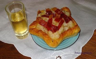 Estrella de compota de manzana con crujiente de jamón