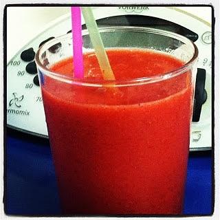 Zumo de fresas, plátano y naranja