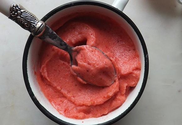 Yogur helado de fresa instantáneo