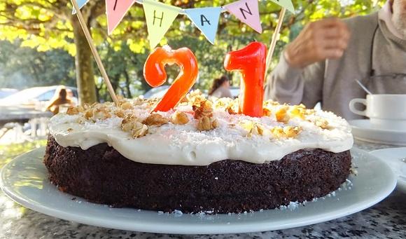 Tarta de chocolate sin gluten con crema de coco sin azúcar y sin harina