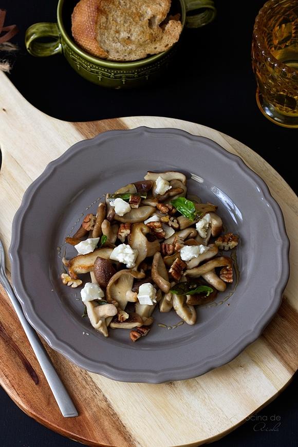 Salteado de shiitake con rulo de cabra y miel