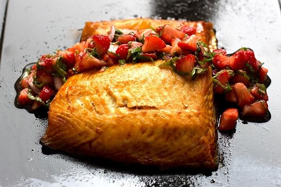Salmón con fresas y albahaca