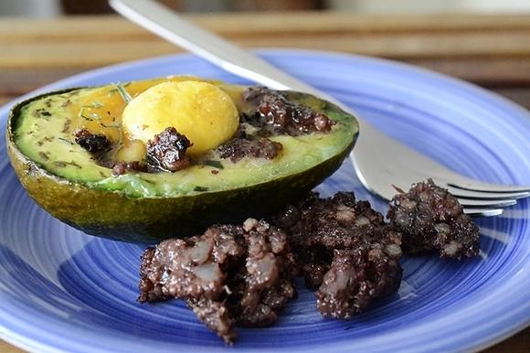 Aguacate al horno con butifarra negra y manzana