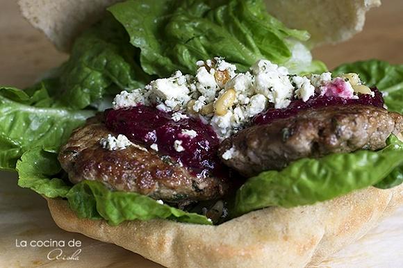 Hamburguesas de cordero con chutney de ciruelas y pesto de queso feta