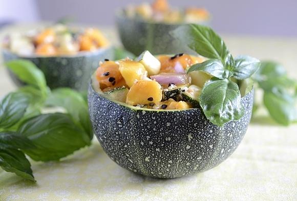 Macedonia de calabacín y mango con sésamo