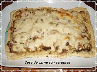 Coca de carne con verduras