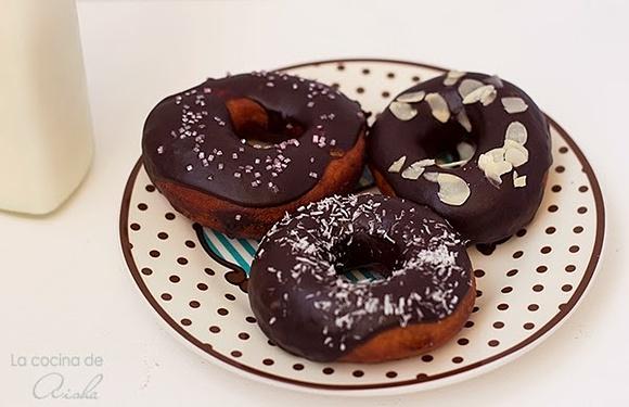 Donuts con glaseado de chocolate