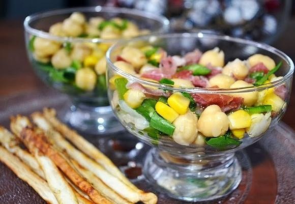 Ensalada de garbanzos con cerillas de nuez