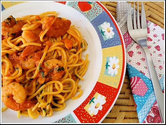 Espaguetis con gambas y salsa de tomate