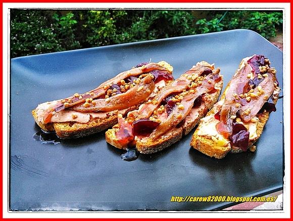 Tostada de anchoa y paté con mermelada