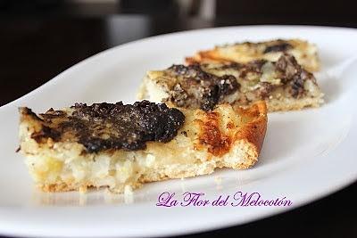 Coca de cebolla y morcilla