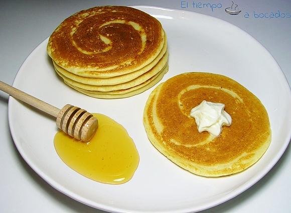 Tortitas con miel y nata