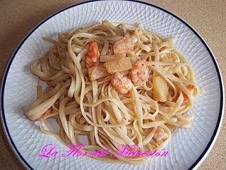 Tallarines al Oporto con piña y gambas