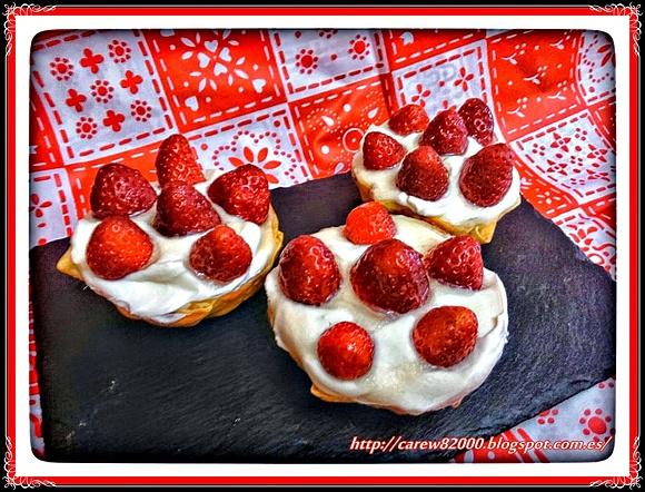 Cestas de nata, fresas y chocolate