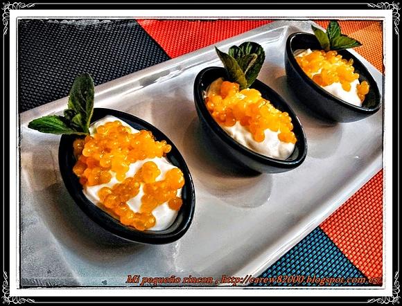 Yogur griego con caviar de melocotón