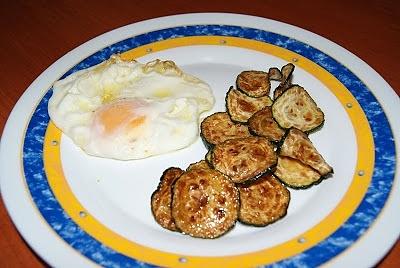Huevos fritos con chips de calabacín