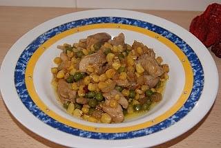 Salteado de pollo picante con maíz