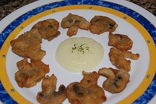 Champiñones empanados con salsa de cebolla