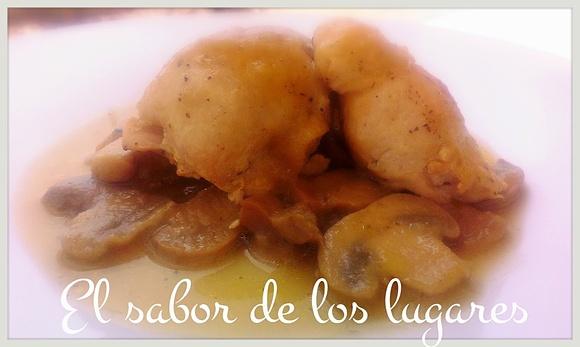 Rollitos de pollo en salsa con champiñones