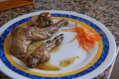 Muslitos de conejo con salsa de miel y tomillo