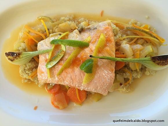 Salmón confitado con quinoa y escabeche de cítricos